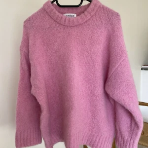 Stickad tröja 🌸 - Så fin stickad tröja från Edited som passar xs-m beroende på hur man vill att den ska sitta men den är oversized i modellen! I nyskick 💗💗