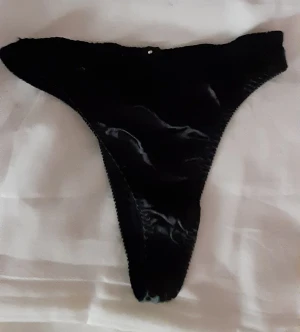 Stringtrosor - Nya oanvända  Storlek L Meddela vilka du vill ha. Priset gället 1 par. 100 kr styck