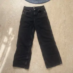 svarta puddle jeans från Urban Outfitters som tyvärr är för små för mig 🖤använda en gång 