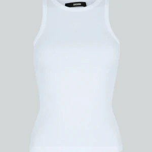 Tank top  - Säljer denna vita tank top från Bikbok med lappen kvar. Aldrig använd, endast testad. Nypris 159 men säljer för 80. Skriv för fler bilder💗