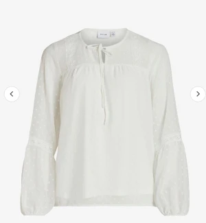Ovanvänd VILA blus - Vit blus från vila, aldrig använd, prislapp kvar🩷Storlek 36 och nypris 349kr! Säljes då den inte kommer till användning🩷