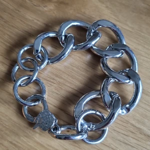 Stort kedje armband  - Fint skick, går att stänga i flera lägen. 