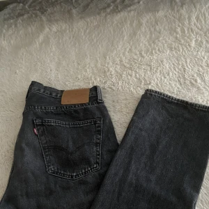 Levis 501  - Dom är använda ett fåtal gånger  Skick 8/10  Köpt för 1000 