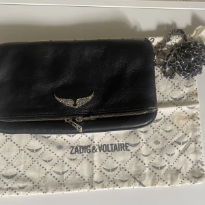 Zadig väska - Säljer min zadig väska, den är i fortfarande i bra skick. Båda banden och påsen den kommer i finns med. Skriv för frågor eller mer bilder💗