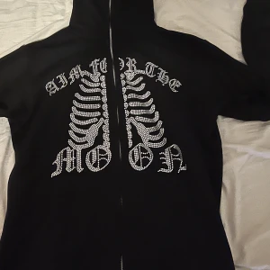 Rhinestone hoodie - Säljer min feta rhinestone hoodie från aim for the moon i storlek M. Den är använd ett fåtal gånger och är som ny. Den saknar inga stenar och har inga andra defekter. Köpt för 699 men säljer endast för 450. Ställ gärna frågor!