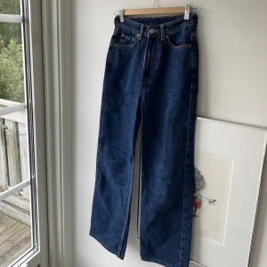 Jeans (Weekday ”Rowe”) - Knappt använda, nypris 560kr