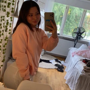 ROSA SWEATSHIRT - Hejsan! Säljer nu denna superfina babyrosa sweatshirt tröjan!! Bra skick förutom en pytteliten mascara fläck på baksidan som säkert går bort i tvätten. Pris kan alltid diskuteras. Hör av er!❤️