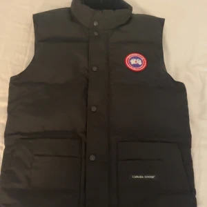 Canada Goose Väst  - Canada Goose väst för endast 999kr  Helt ny