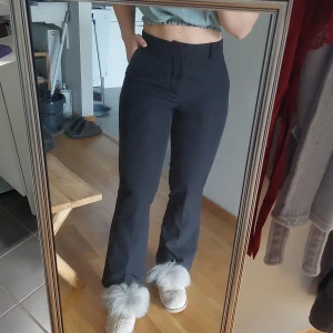 Kostymbyxor från Bikbok - Säljer dessa underbara kostymbyxor från Bikbok som nu blivit för små för mig (på bilden är en 36a). Storlek 32. Kan möjligtvis passa en 34 då de är stretchiga. Byxorna är uppsydda och är i bra längd för mig som är 156cm.
