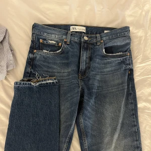 Zara jeans - Mid Rise jeans ifrån zara med slitningar, endast provade då de är för små för mig. Är 168, lagom i längden men passar nog bättre på någon som har 34/36 så de sitter lite mer baggy.