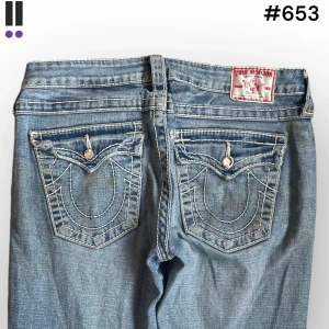 true religion jeans #653 - True Religion jeans i model Disco Joey Big T 💜 Tag 30W 💜Midja (rakt över) 40cm 💜 Innerben 76cm 💜 Ytterben 100cm 💜 Benöppning 27cm 💜 Lagade på några ställen, fläckiga, uppsydda. 💜Våra mått blir W=31 och L=29 💜 Men jämför alltid måtten med dina bästa jeans💜