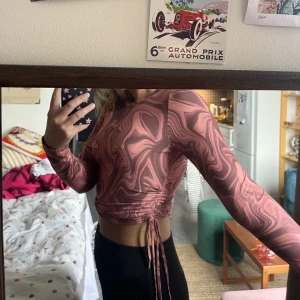 Färgglad topp - Topp från shein. Aldrig använd! Band på båda sidor som man kan spänna in och ut, beroende på hur kort man vill ha tröjan. Perfekt skick!