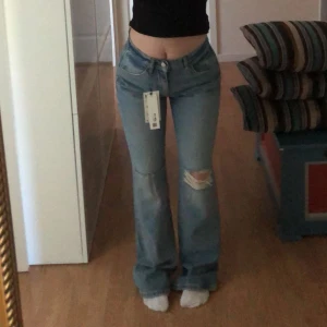 Jeans - Säljer dessa galet snygga jeansen ifrån Zara pga att dom tyvärr inte kommer till användning. Aldrig använda, endast testade, storlek 36🎸💛