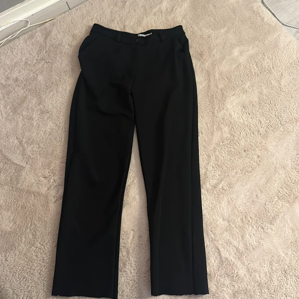 Svarta kostymbyxor från lager 157 i storlek XS, i längd 150-155 cm . Jeans & Byxor.