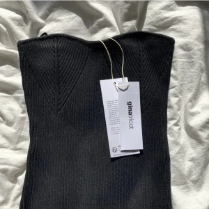 Topp - En bandeau topp från Gina, prislappen finns doxk inte kvar, en lånad bild! Passar S också då jag upplevde den större i storleken! KOLLA IN DE ANDRA SAKERNA JA SÄLJER I MIN PROFIL