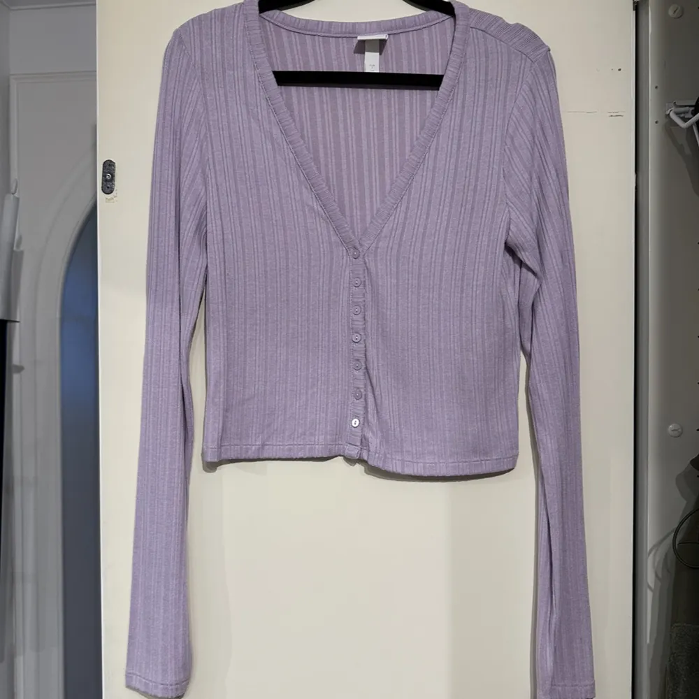 V-ringad Lila topp/cardigan från H&M strl S . Oanvänd.  . Toppar.