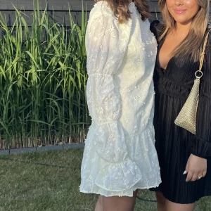 Klänning - Säljer min super fina klänning från Nakd, bara använd en gång 🤍🤍