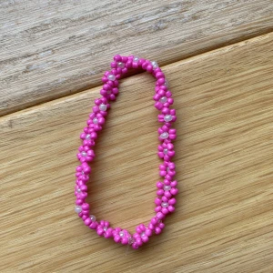 Armband  - Hemmagjort armband, om fler vill köpa pärlar jag mer likadana. Eftersom det tar tid att göra dessa kommer priset variera beroende på hur armbanden ser ut. 