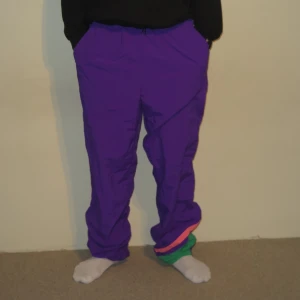 Fila Trackpants  - Hej, säljer dessa vintage Fila trackpants. Dem är i väldigt bra skick. De går att spänna dem i midjan med hjälp av snören på insidan. Dem är baggy på mig. Jag är 178cm lång och väger 74kg.  Hör av dig vid fler frågor 🙏