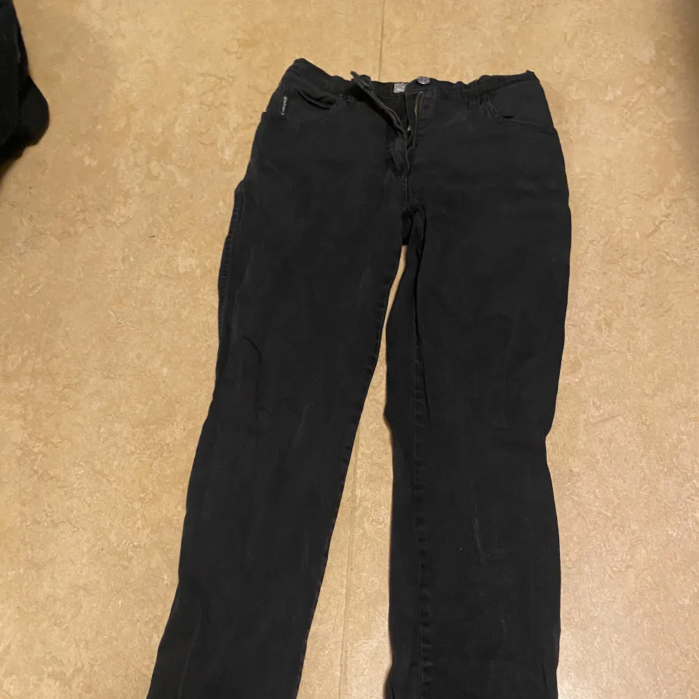 Superfina raka/skinny Armani jeans, de är inte skinny där nere men inte heller bootcut. Lågmidjade och bra skick men tyvärr för små för mig. Jeans & Byxor.