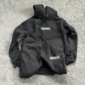 Hoodrich tracksuit  - Hej säljer min hoodrich tracksuit som bara är använd 3-4 gånger den är så klart äkta köpt från JD original pris är 1100 mitt pris 500 