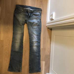 Y2k bootcut jeans💕ljusblå med snygg detalj på backfickorna👌👌W 26 L 32 (passar 27 för är stretchiga)💕💕