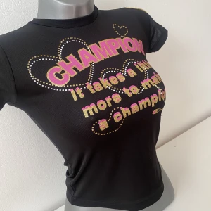 Champion  - Snygg vintage topp från märket Champion, så unik och perfekt. Passar S och XS 💗Går bra att trycka direkt på köp nu!