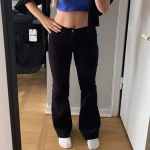 Manchester byxor  - Manchesterbyxor i marinblått. Supersköna och stretchiga💙 Mycket fint skick. Storlek 36, jag är 163💙