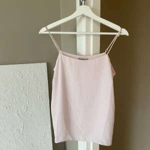 Linne - Jättegulligt linne i storlek 40 men passar mig som är normalt xs🤍fint skick då de inte har kommit till användning så mycket som ja hade velat🤍finns justerbara band