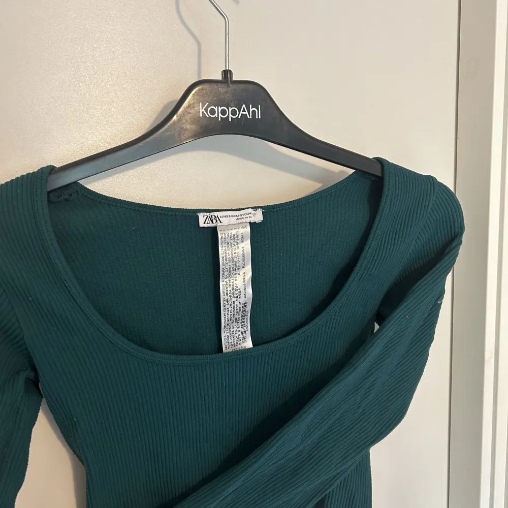 Säljer nu en tröja från Zara som är köpt förra året. Använt runt 5/6 gånger och det finns inte heller några defekter på tröjan. Storlek xs/S men är väldigt stretchig. Säljer för 50kr plus frakt 💕. Toppar.