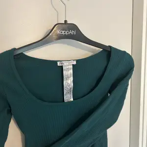 Säljer nu en tröja från Zara som är köpt förra året. Använt runt 5/6 gånger och det finns inte heller några defekter på tröjan. Storlek xs/S men är väldigt stretchig. Säljer för 50kr plus frakt 💕
