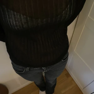 Fest topp  - Super söt svart glittrig genomskinlig fest topp. Använd väldigt få gånger! 