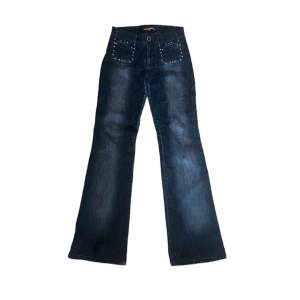 jätte snygga jeans från 2000-talet med fina detalier i storlek 38 (passar mer som 36) 💗