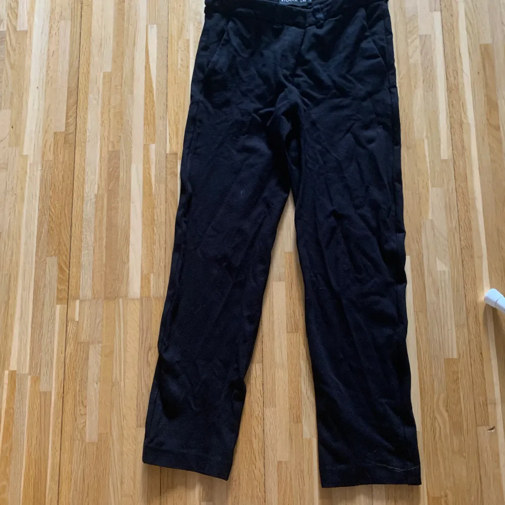Kostymbyxa från märket Stockholm i Jersey. Byxan är något kortare benen. Har riktiga fickor framtill och fuskfickor bak. Jeans & Byxor.