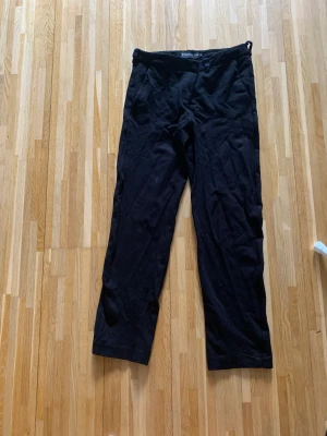 Kostymbyxa - Kostymbyxa från märket Stockholm i Jersey. Byxan är något kortare benen. Har riktiga fickor framtill och fuskfickor bak