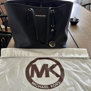 MICHAEL KORS  - Säljer denna fina väskan!  Super fint skick är i den stora modellen. Får plats allt man vill ha med sig:) 
