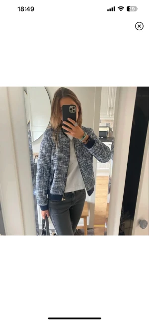 Jacka - Jättefin blå jacka köpt här på Plick för 700 kr. Bilderna är lånade från tidigare säljare! 💞