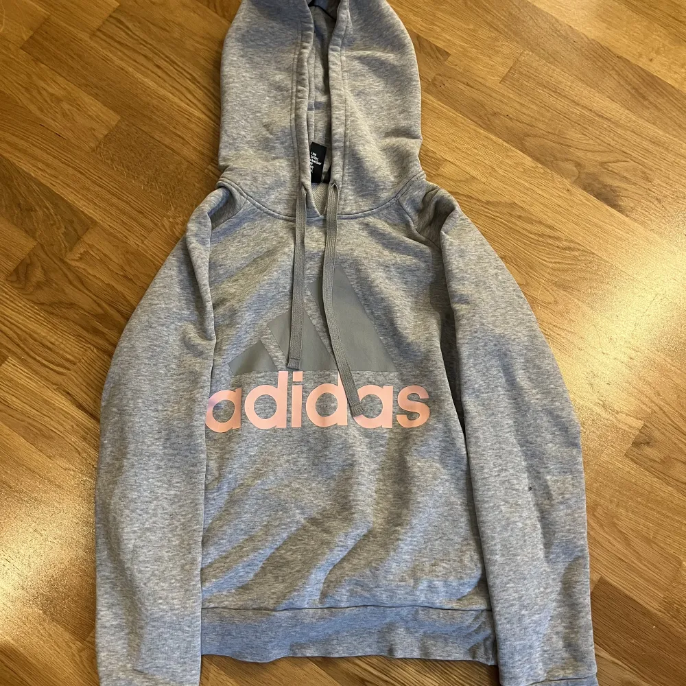 En grå adidas hoodie, den är i fint väldig bra skick. Frakt ingår inte i priset.. Hoodies.