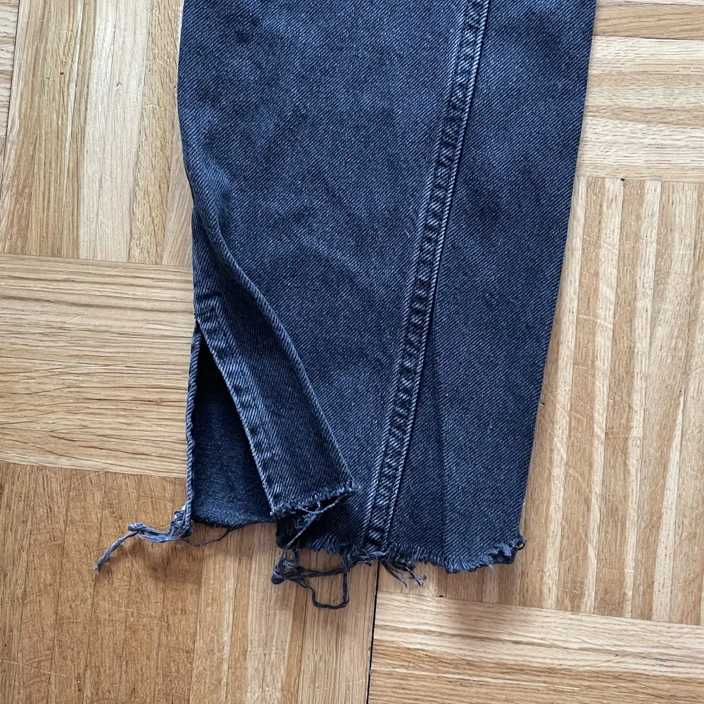 Svarta jeans med slits, från pull & bear. Jeans & Byxor.