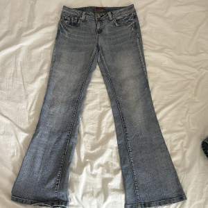 lågmidjade light washed jeans köpt secondhand. midjemått: 84cm. innerbensmått: 80cm. mått mellan ”skrev och midja”: 23cm. jag är 165 för referens ❤️