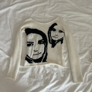 tröja med tryck  - väldigt mjuk tröja med tryck från subdued. kan bäras off shoulder som på bilden eller mer som en boat neck 