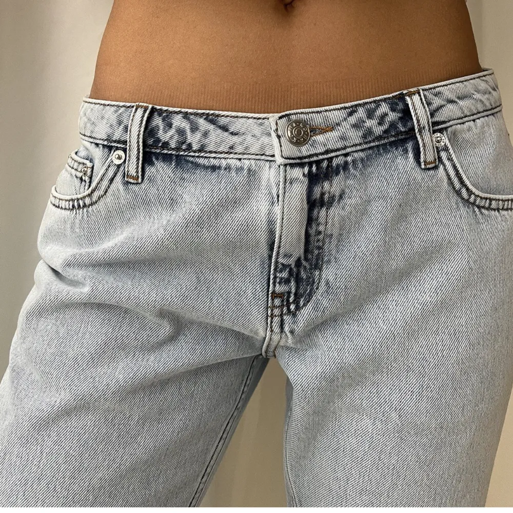 Säljer dessa helt oanvända lågmidjade jeans från NA-KD. Verkligen jättefina men köpte tyvärr fel storlek. De har slits i sidorna och dom är raka. Jättefin färg!! Perfekt passform. Storlek 34! Säljer endast genom swish, ej köp nu!❤️❤️. Jeans & Byxor.