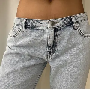 Säljer dessa helt oanvända lågmidjade jeans från NA-KD. Verkligen jättefina men köpte tyvärr fel storlek. De har slits i sidorna och dom är raka. Jättefin färg!! Perfekt passform. Storlek 34! Säljer endast genom swish, ej köp nu!❤️❤️