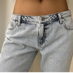 Lågmidjade Jeans med Slits - Säljer dessa helt oanvända lågmidjade jeans från NA-KD. Verkligen jättefina men köpte tyvärr fel storlek. De har slits i sidorna och dom är raka. Jättefin färg!! Perfekt passform. Storlek 34! Säljer endast genom swish, ej köp nu!❤️❤️