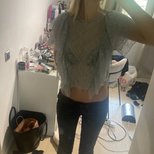 Spets topp zara - Jättefin spets topp från zara i en gråblå färg