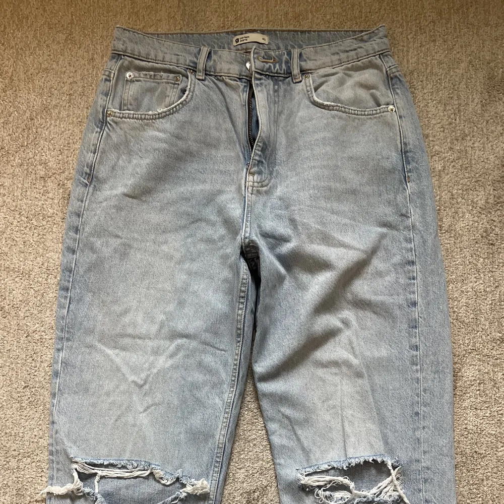 Jeans från Ginatricot med hål över knäna.. Jeans & Byxor.