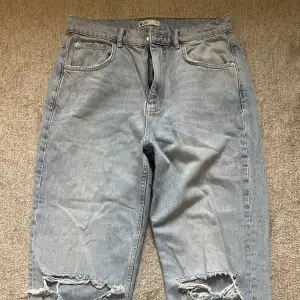 Jeans från Ginatricot med hål över knäna.