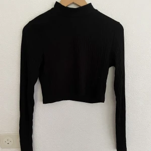 Croppad polotröja - Polotröja som är ribbad och croppad modell.