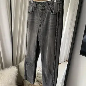 Jeans från Zara i storlek 36. Längden är ungefär 98cm. 