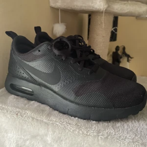 Sneakers  - Svarta Nike sneakers storlek 38,5